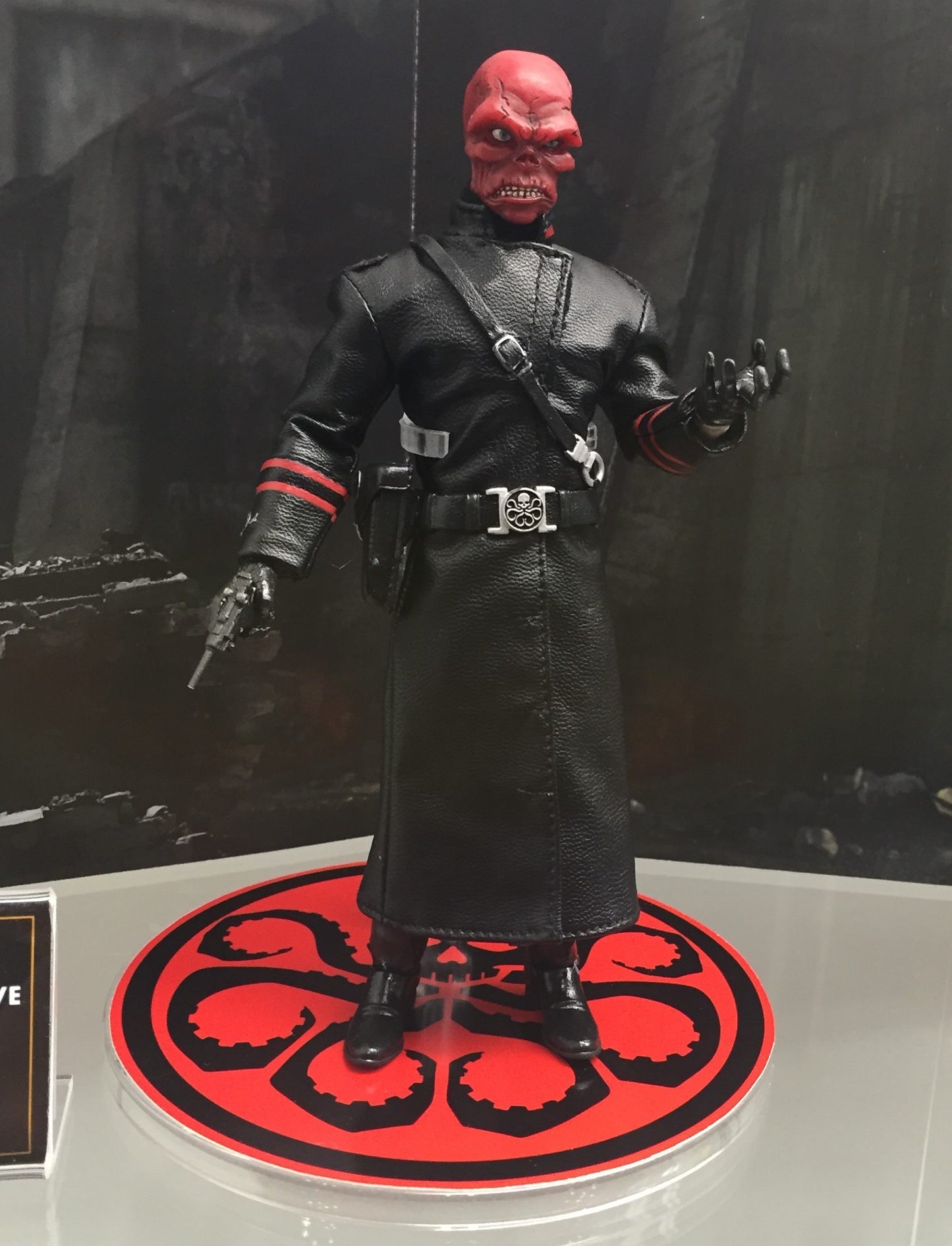 Red Skull Mezco one:12